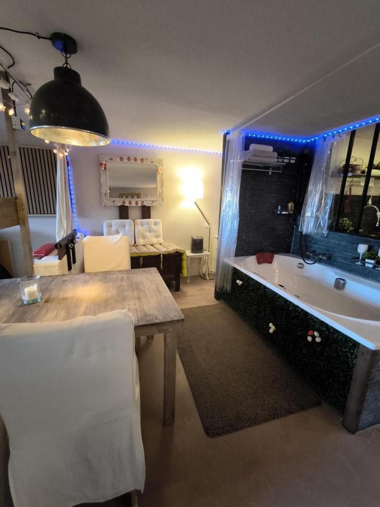 Love-Room Discret 40 M2 Bormes Les Mimosas Village Avec Terrasse מראה חיצוני תמונה